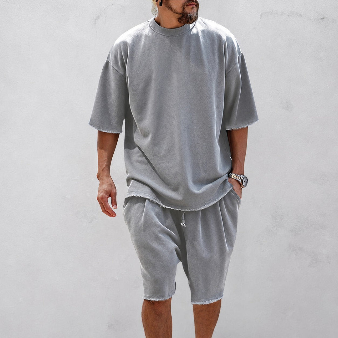Roupa masculina de verão confortável para relaxar, viajar ou lazer casual. Conjunto com shorts.