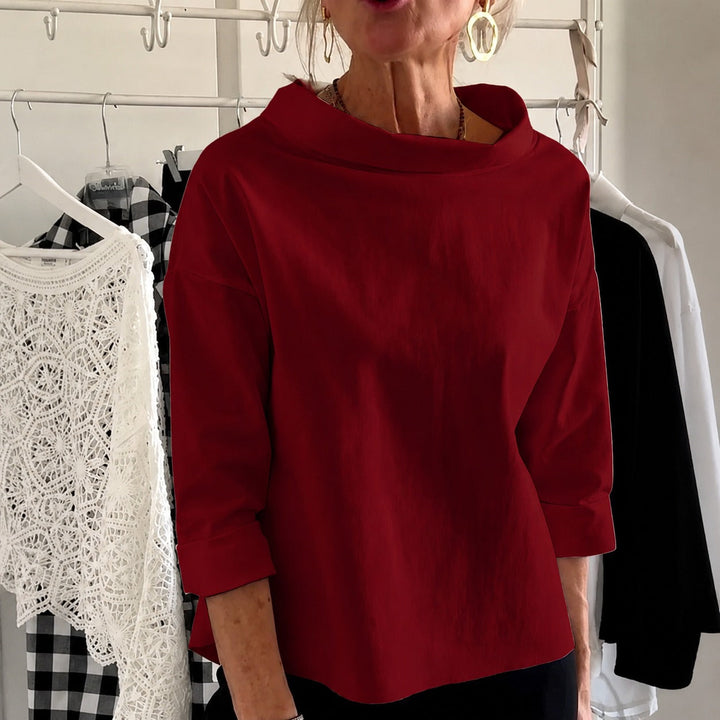 Blusa feminina gola alta com textura suave, toque macio. Elegância e conforto em uma peça versátil de moda.