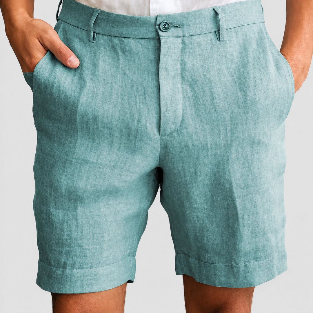 Homem vestindo shorts masculino casual, perfeito para o verão, estilo descontraído e confortável.