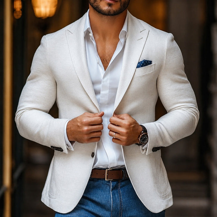 Blazer masculino branco elegante com lapela, ideal para roupa social ou casual. Versátil para moda e vestuário masculino.