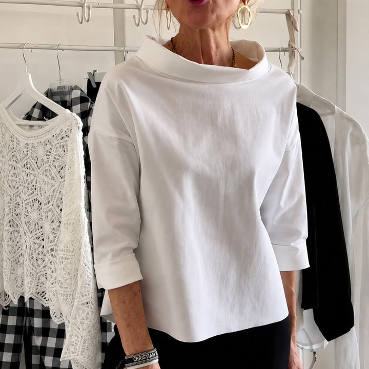 Blusa feminina elegante com gola alta, ideal para looks versáteis. Conforto e estilo para o dia a dia e escritório.