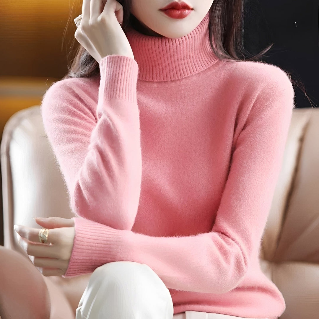 Suéter feminino elegante com gola alta, perfeito para um look chic de inverno.