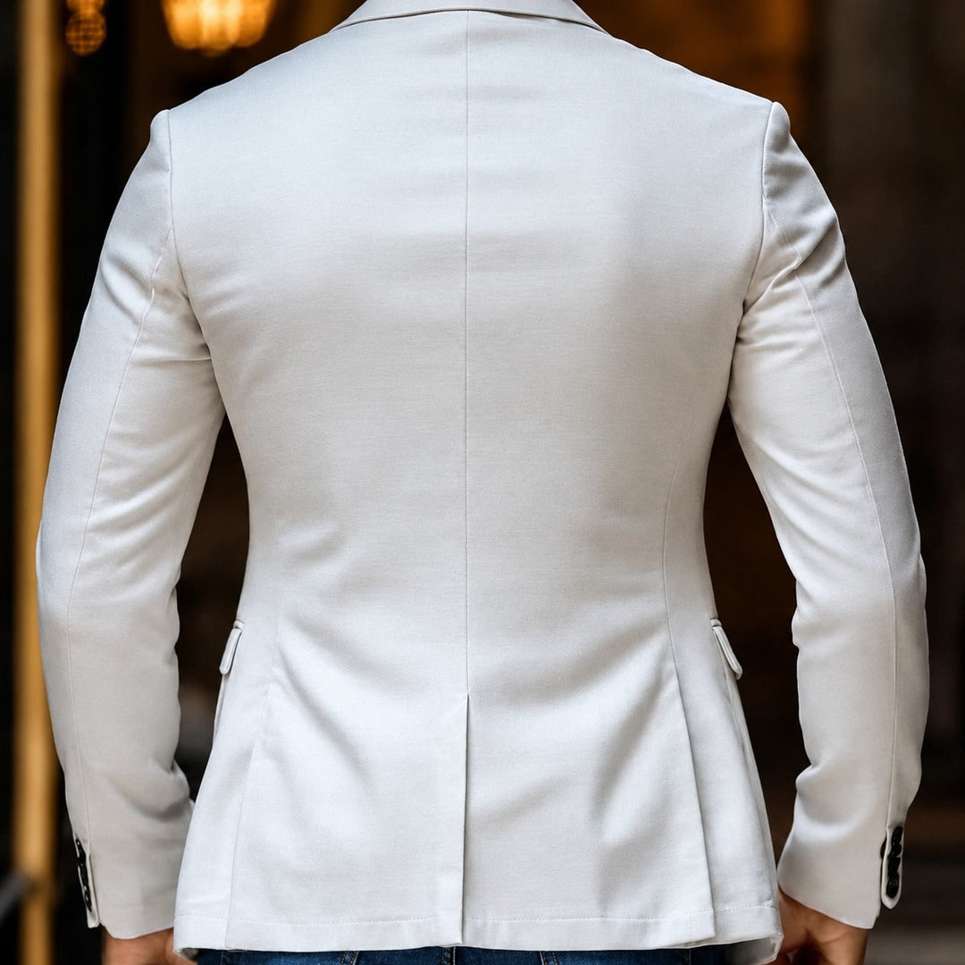 Blazer branco masculino com lapela, design moderno para um estilo elegante. Roupa social masculina versátil e atemporal.