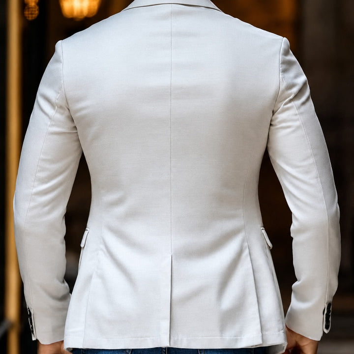 Blazer branco masculino com lapela, design moderno para um estilo elegante. Roupa social masculina versátil e atemporal.