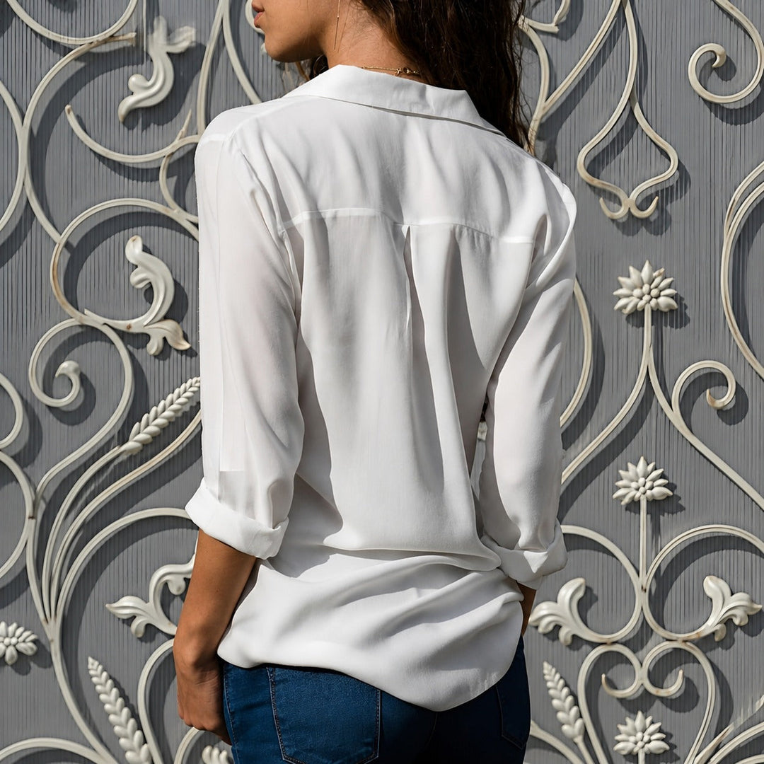 Blusa feminina com decote V, em tecido leve, proporcionando elegância e conforto.