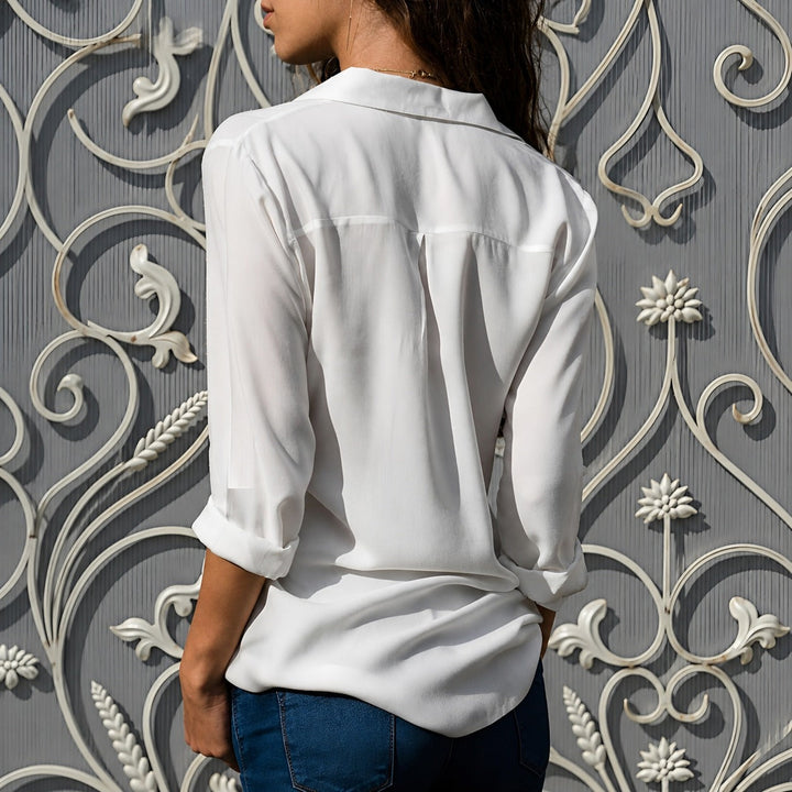 Blusa feminina com decote V, em tecido leve, proporcionando elegância e conforto.