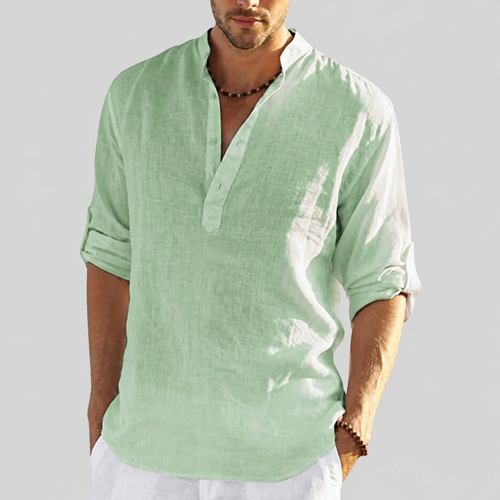 Camisa masculina de verão em tecido leve, ideal para um estilo casual e fresco em dias quentes.