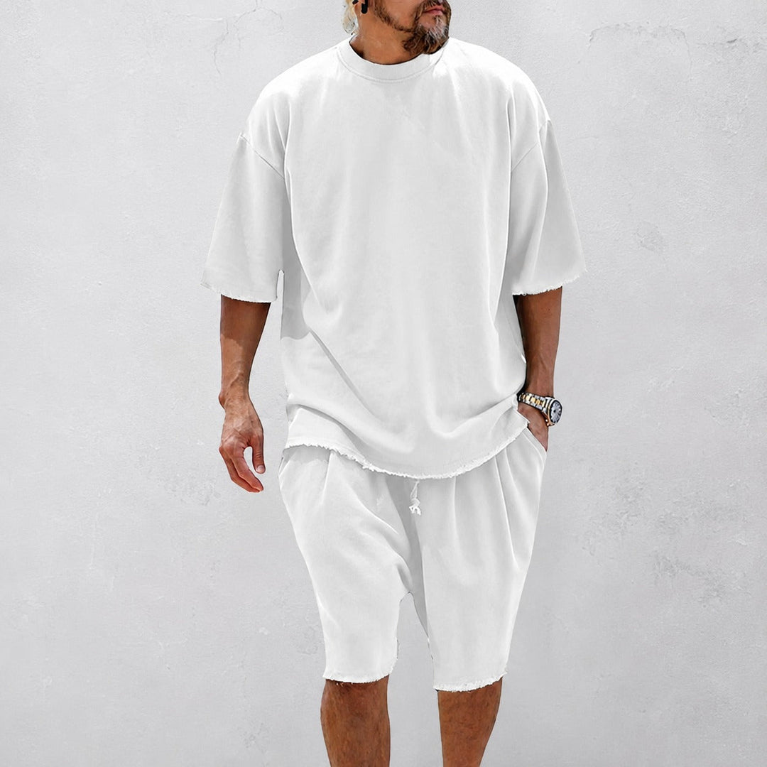 Moda masculina relaxada e confortável para o verão. Conjunto casual com shorts para conforto.