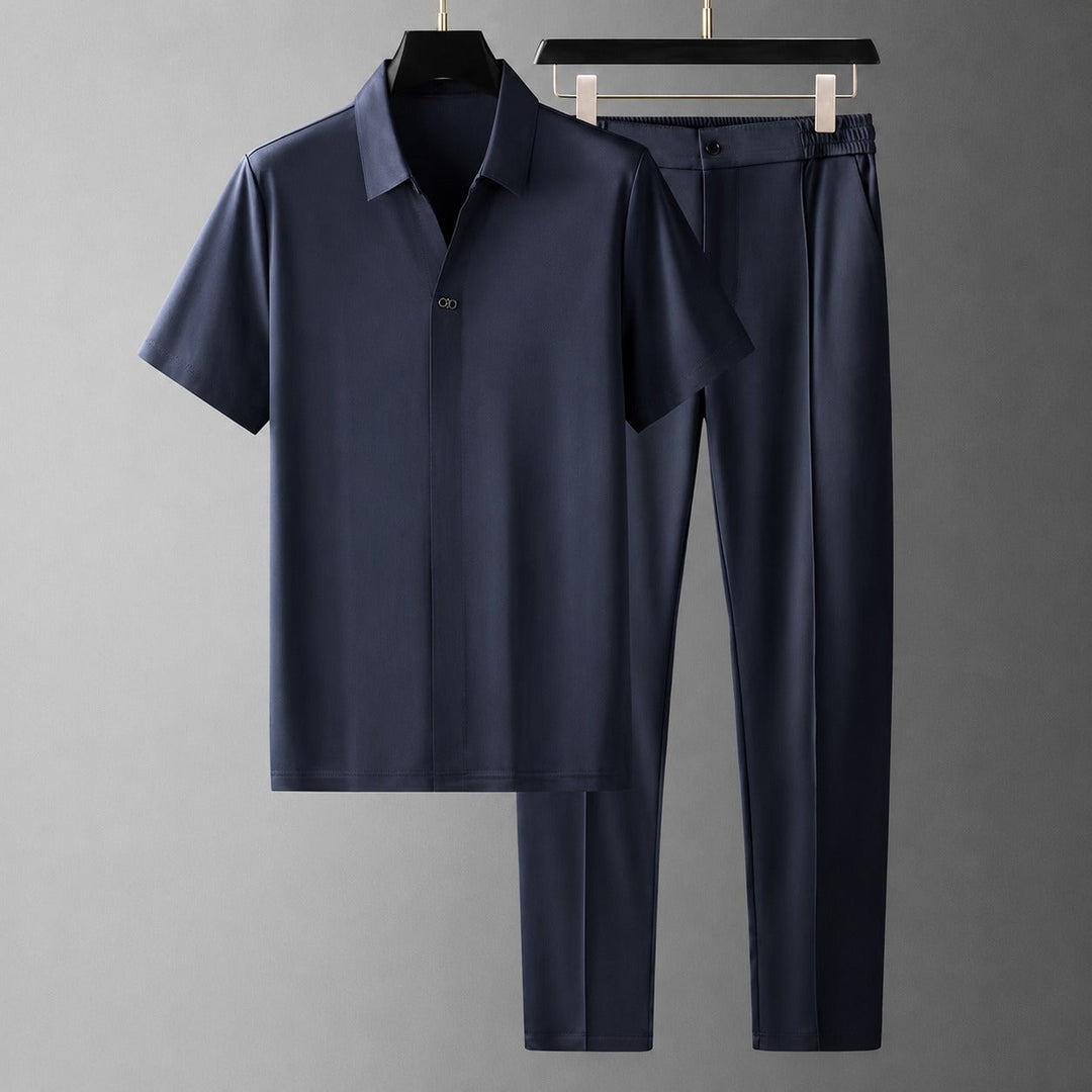 Conjunto masculino de viagem em algodão, polo e calças. Conforto e elegância para moda casual. Marrom.