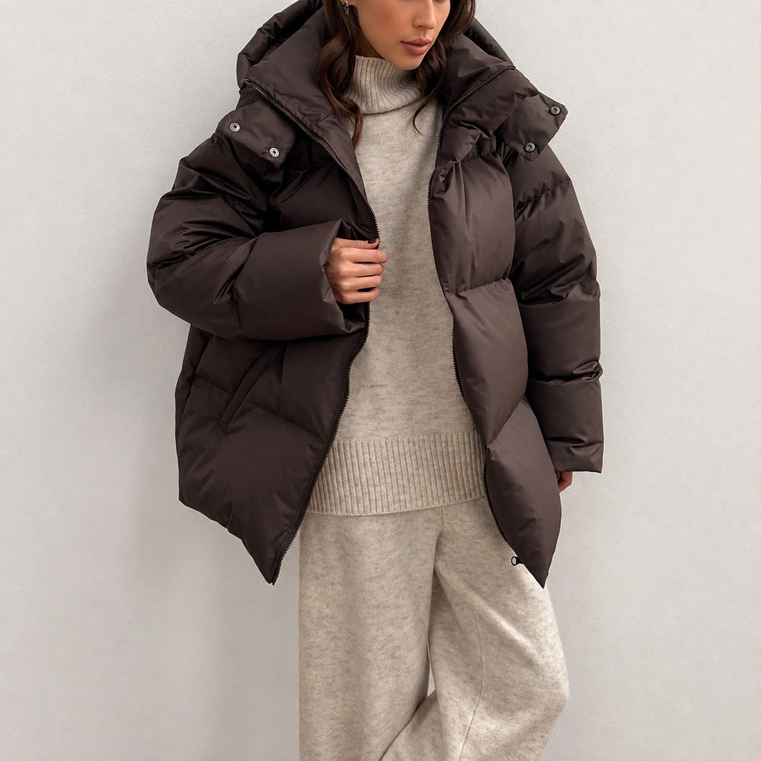 Jaqueta feminina elegante para inverno, com capuz e acolchoada.