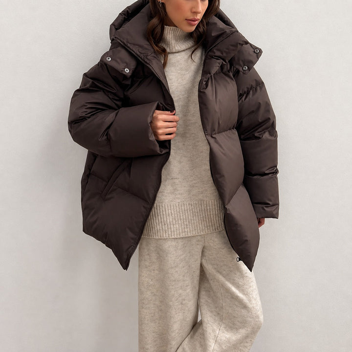 Jaqueta feminina elegante para inverno, com capuz e acolchoada.