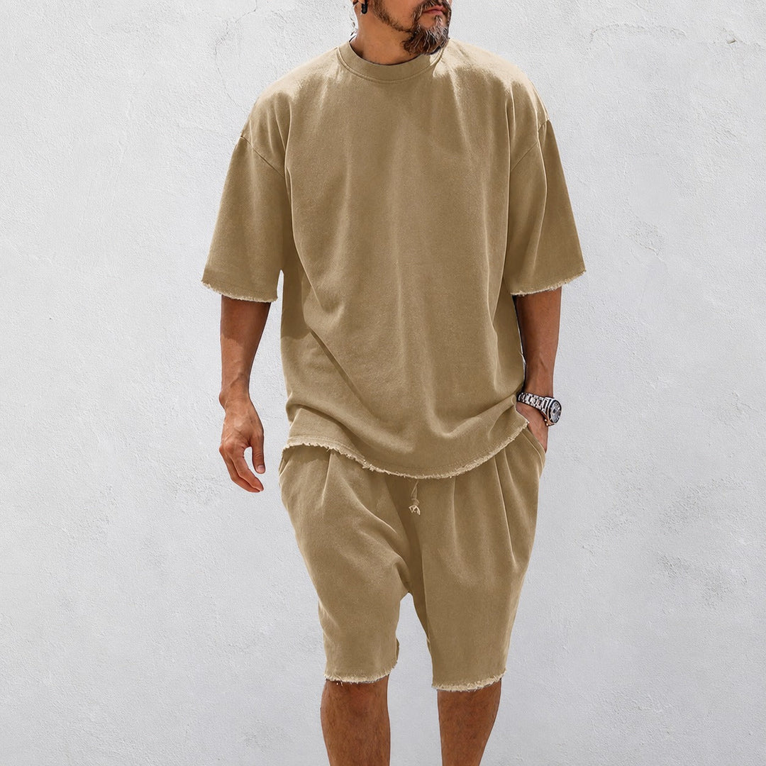 Conjunto masculino casual com shorts e camisa relaxada, perfeito para o verão e moda praia.