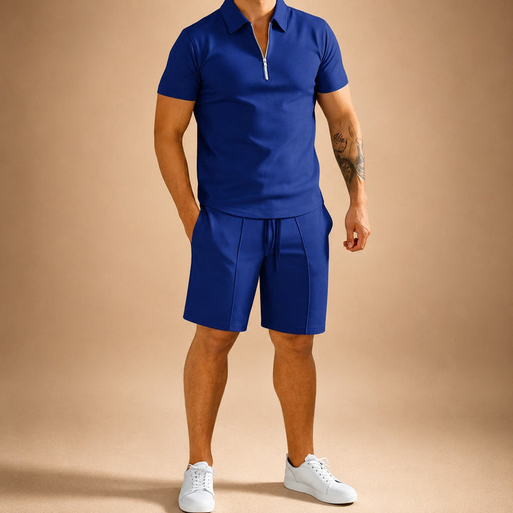 Roupa masculina de verão: conjunto casual de camisa polo e calções. Ideal para momentos de lazer na primavera.