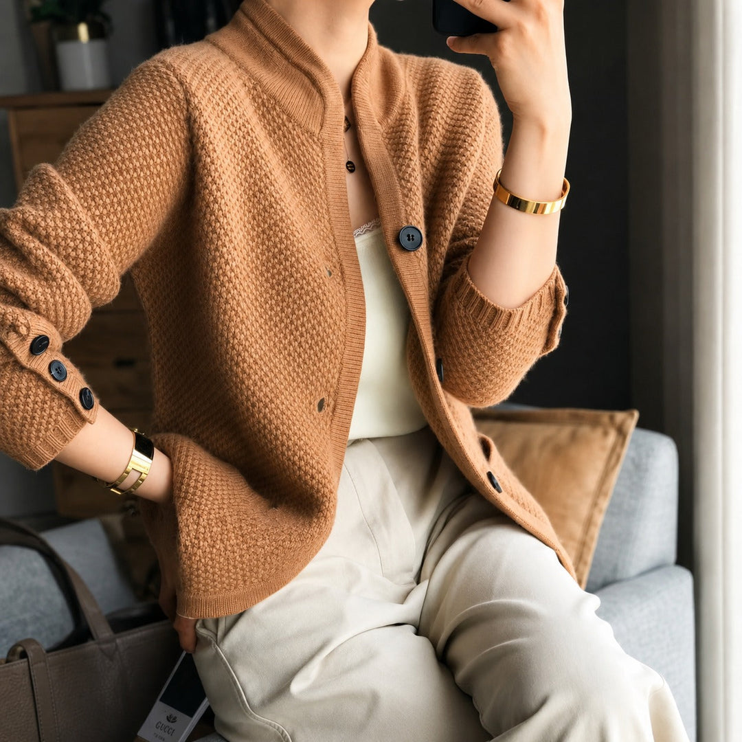 Cardigã feminino confortável com botões, estilo casual e elegante para moda outono/inverno.