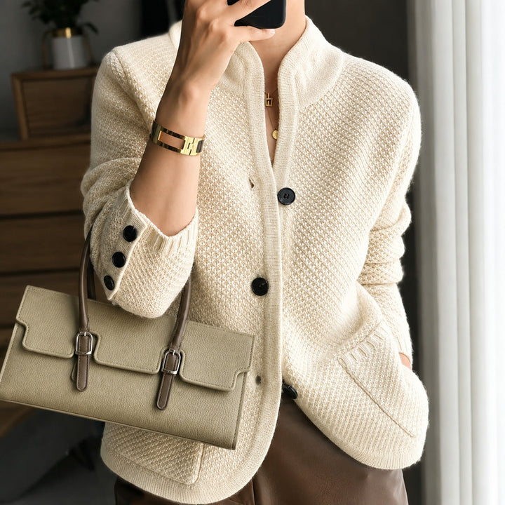 Cardigã feminino quente com botões, ideal para inverno e outono. Malha confortável e elegante.