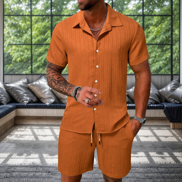 Conjunto masculino de verão casual, com camisa texturizada e bermudas confortáveis, ideal para estilo e moda relaxada.