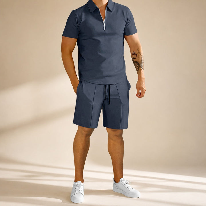 Conjunto masculino de verão com polo e calções. Estilo casual e confortável, essencial para a moda primavera-verão.