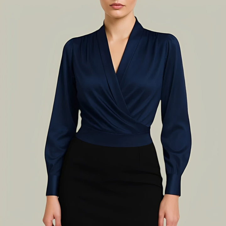 Blusa feminina elegante de manga longa com transpasse. Design moderno para moda feminina, em cores branco e azul.
