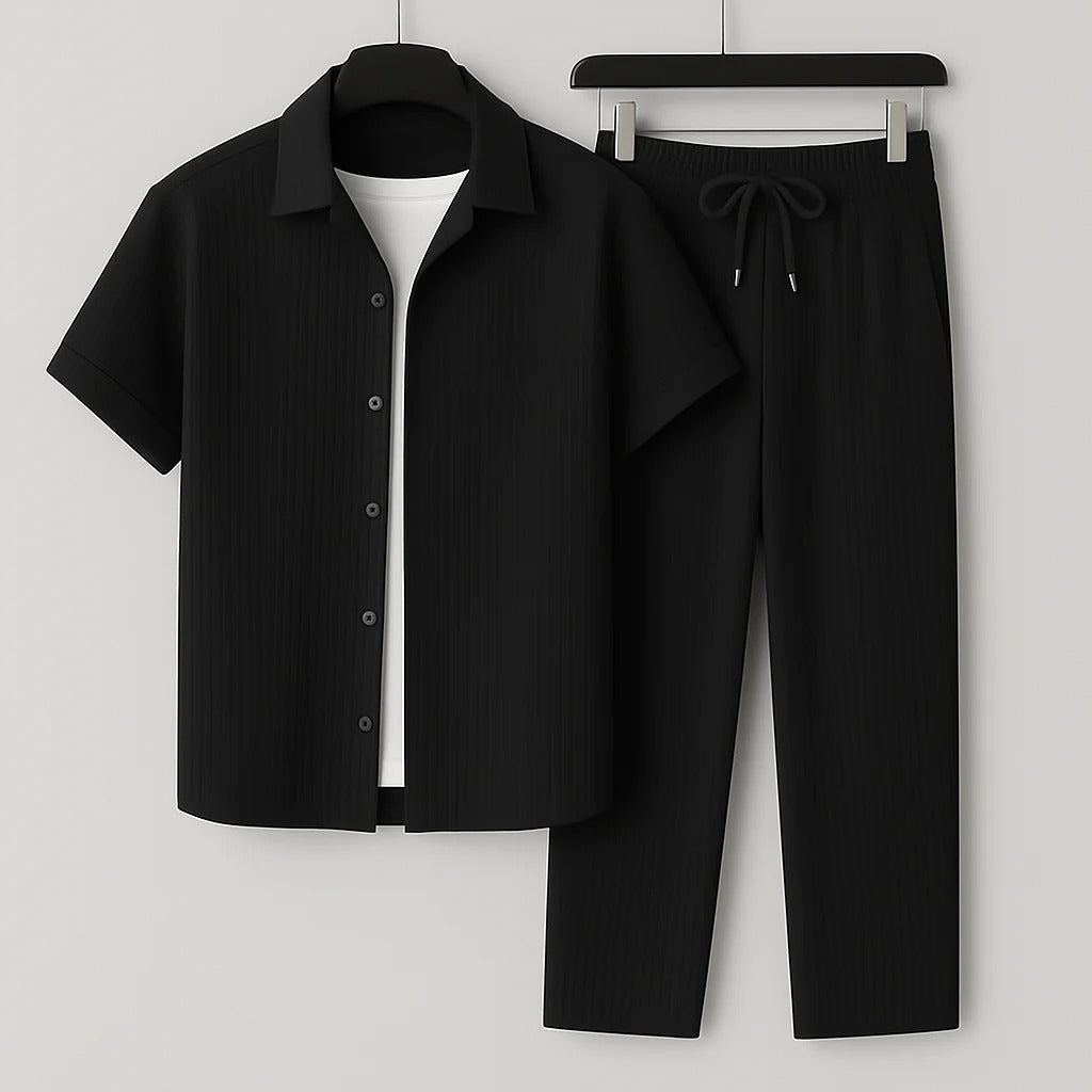 Conjunto masculino listrado casual. Estilo de moda masculina descontraído e confortável para o verão.