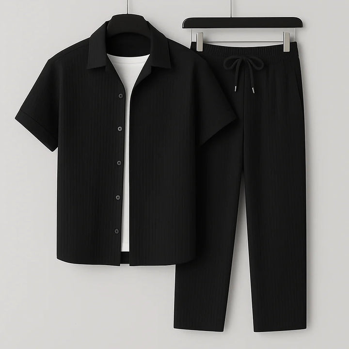 Conjunto masculino listrado casual. Estilo de moda masculina descontraído e confortável para o verão.