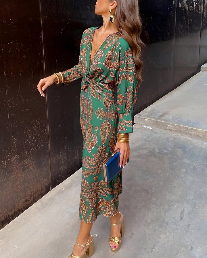 Vestido feminino midi estampado com cores vibrantes, fluido e confortável, perfeito para moda verão.