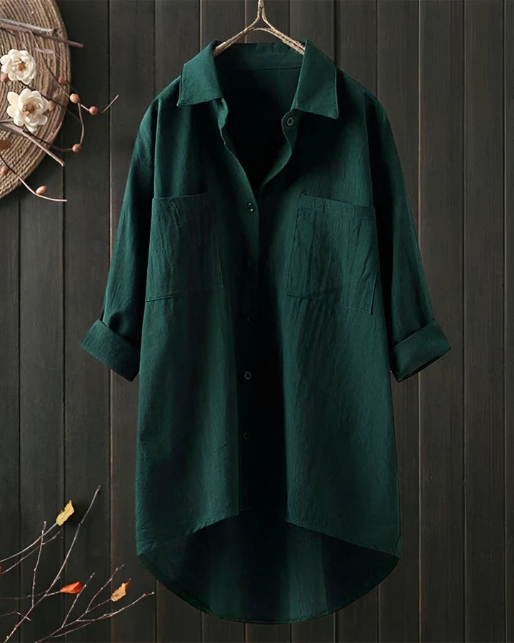 Camisa feminina de manga longa e caimento solto, garantindo conforto e um look casual.