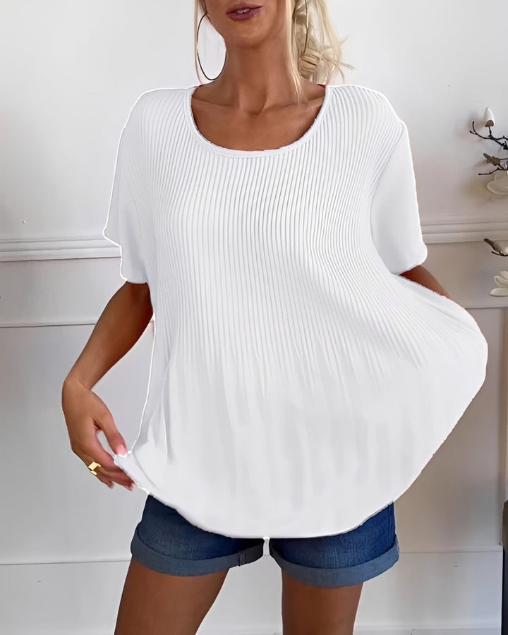 Moda feminina: Blusa plissada elegante Faye, manga curta, perfeita para o verão. Tops femininos em diversas cores.