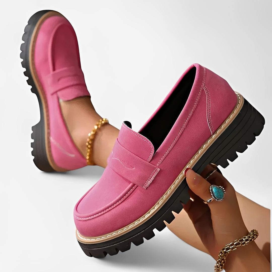 Mocassins femininos casuais Gwen em couro, ideais para o dia a dia. Conforto e estilo versátil para primavera/verão.