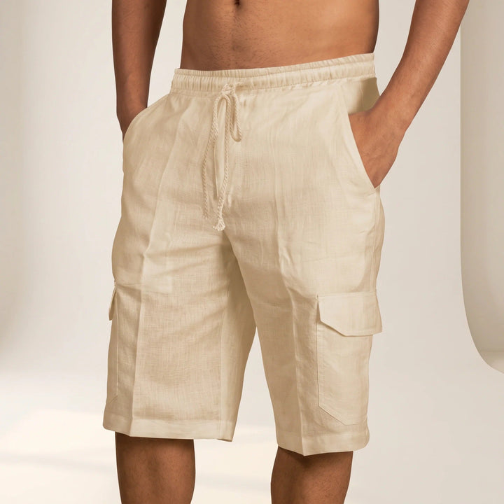 Bermuda masculina relaxada com bolsos para verão. Perfeita para praia, viagem e moda casual de verão.
