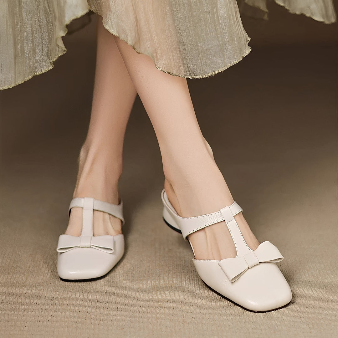 Sandália mule feminina preta com elegante laço, perfeita para o verão. Conforto e estilo casual para seus dias.