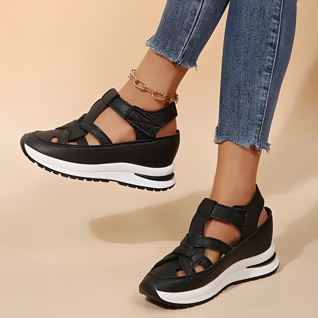 Elegantes sandálias femininas de plataforma com salto, ideais para o verão. Calçado casual que une conforto e moda versátil.