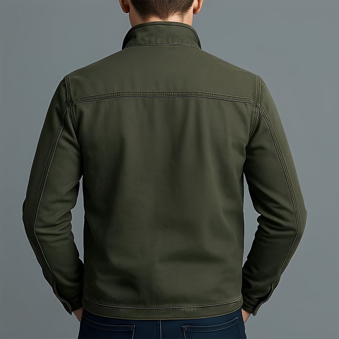 Homem vestindo jaqueta masculina verde-oliva casual com zíper, perfeita para o dia a dia e conforto urbano.