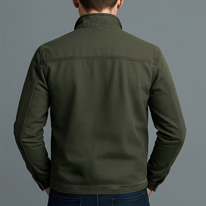 Homem vestindo jaqueta masculina verde-oliva casual com zíper, perfeita para o dia a dia e conforto urbano.