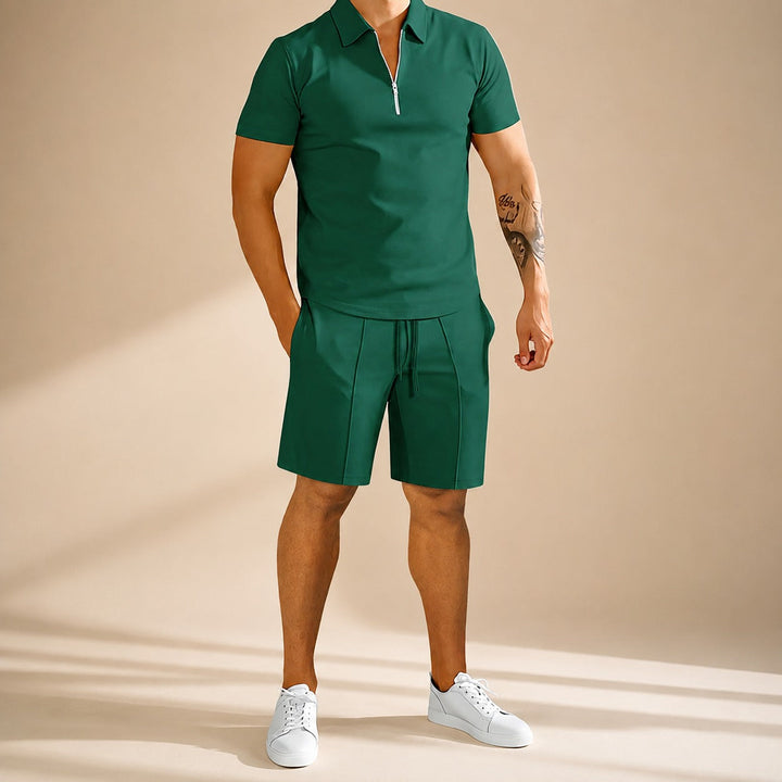 Homem usando conjunto casual de polo e calções, perfeito para o verão. Roupa masculina com estilo e conforto.