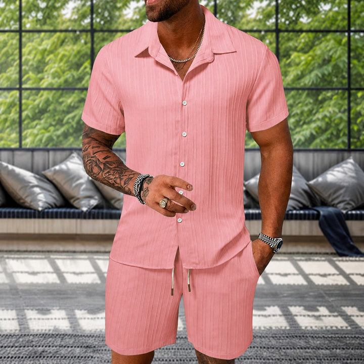 Moda masculina de verão: conjunto casual com camisa texturizada e calções, perfeito para um look relaxado na praia ou viagem.