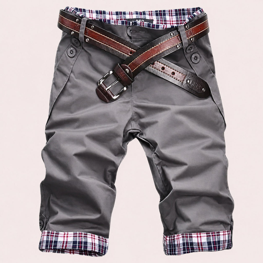 Shorts streetwear masculino moderno, cinza, ideal para conforto diário e estilo urbano em dias quentes de verão.
