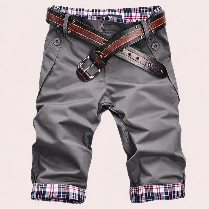 Shorts streetwear masculino moderno, cinza, ideal para conforto diário e estilo urbano em dias quentes de verão.