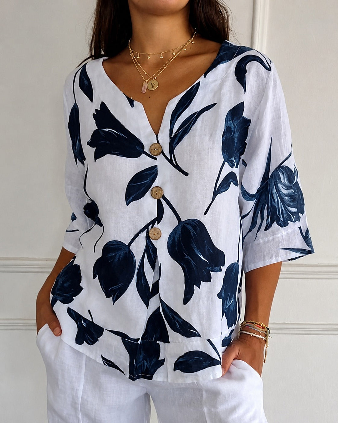 Blusa feminina floral elegante, com estampa vibrante de verão. Conforto e estilo para moda casual.