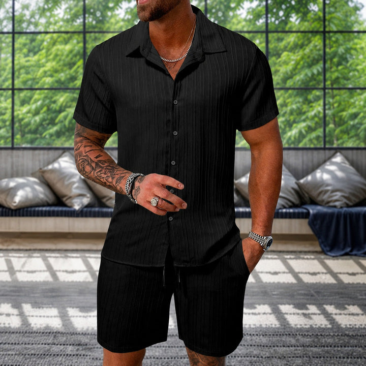 Conjunto masculino casual de verão, camisa texturizada e bermudas confortáveis, perfeito para viagens e dias de praia.