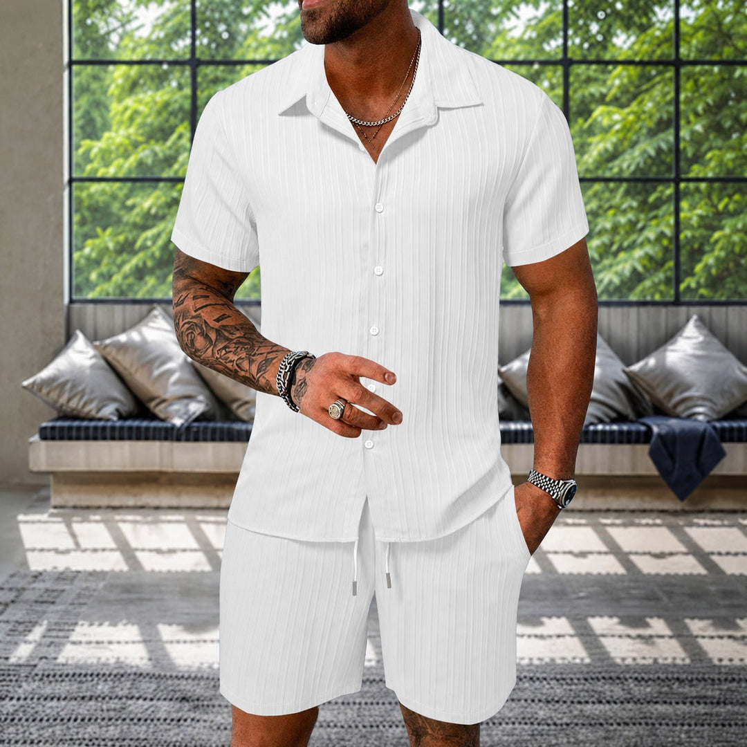 Conjunto masculino de verão com camisa texturizada e calções confortáveis, estilo relaxado e casual para o dia a dia.