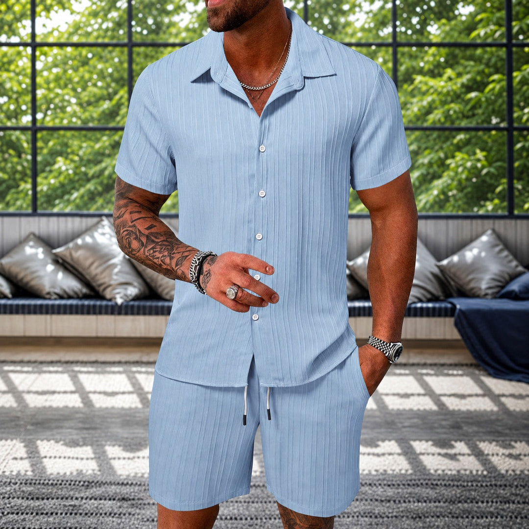 Conjunto masculino casual de verão: camisa texturizada e calções confortáveis, ideal para praia e viagens relaxadas.