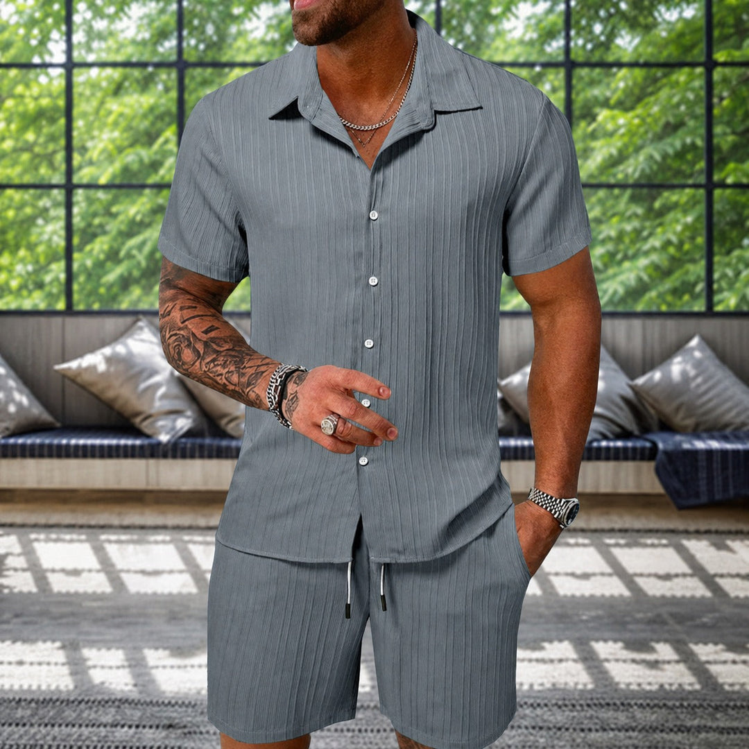 Estilo masculino de verão: conjunto relaxado com camisa texturizada e calções, ideal para moda casual, praia e conforto.
