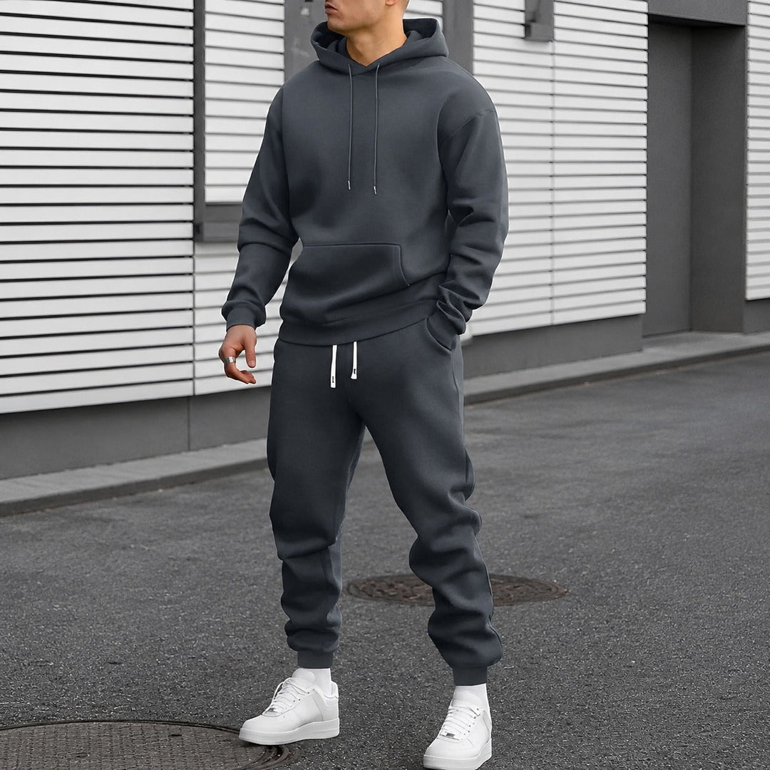 Conjunto de agasalho masculino com capuz, moderno e confortável. Moda homem para o dia a dia e momentos de lazer.