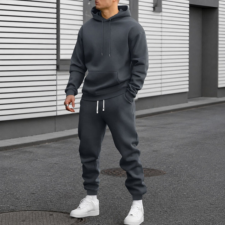 Conjunto de agasalho masculino com capuz, moderno e confortável. Moda homem para o dia a dia e momentos de lazer.