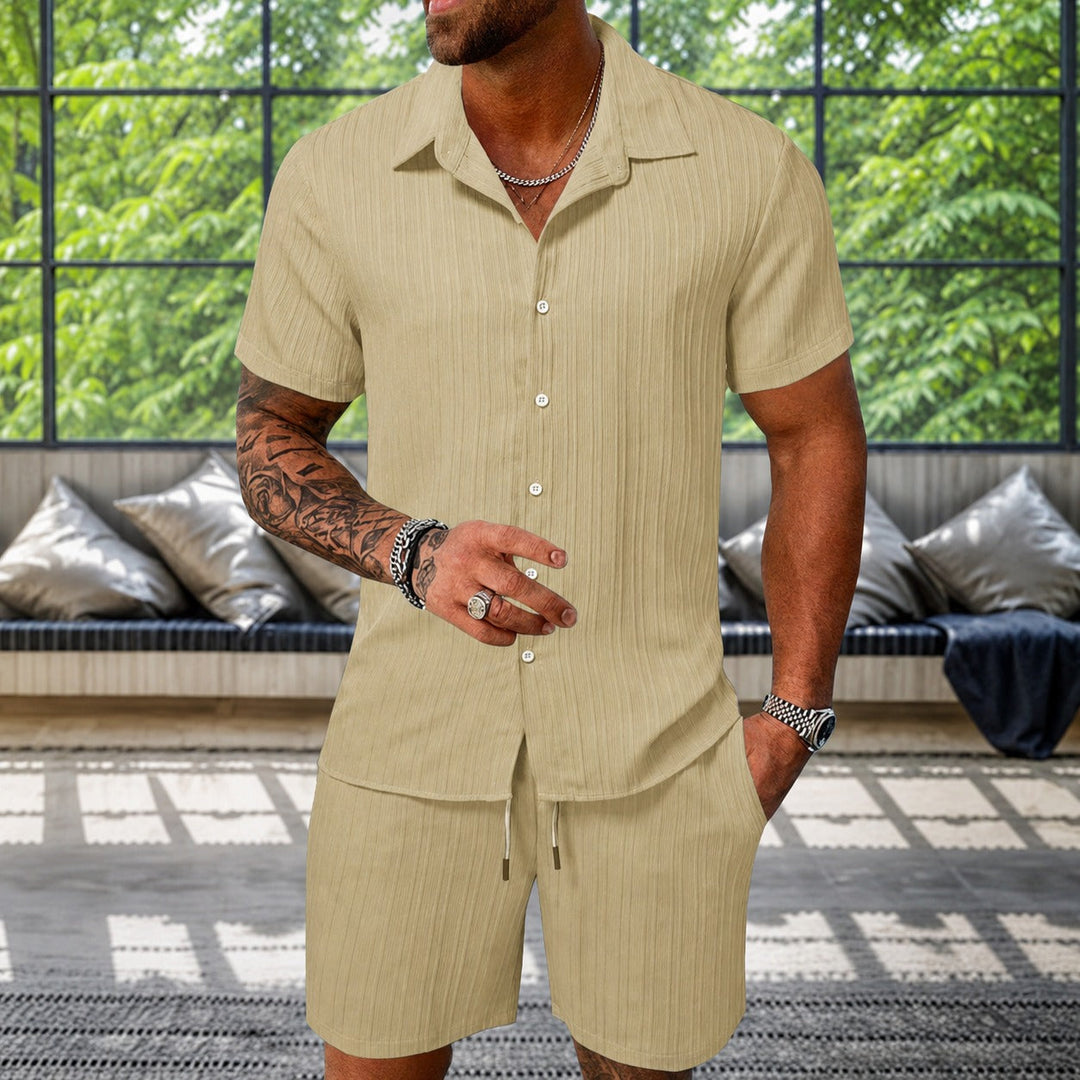 Conjunto masculino relaxado de verão com camisa texturizada e bermudas confortáveis, para um estilo casual de moda praia.