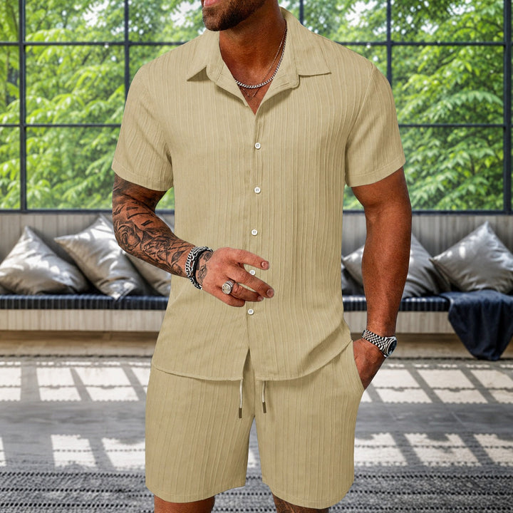 Conjunto masculino relaxado de verão com camisa texturizada e bermudas confortáveis, para um estilo casual de moda praia.