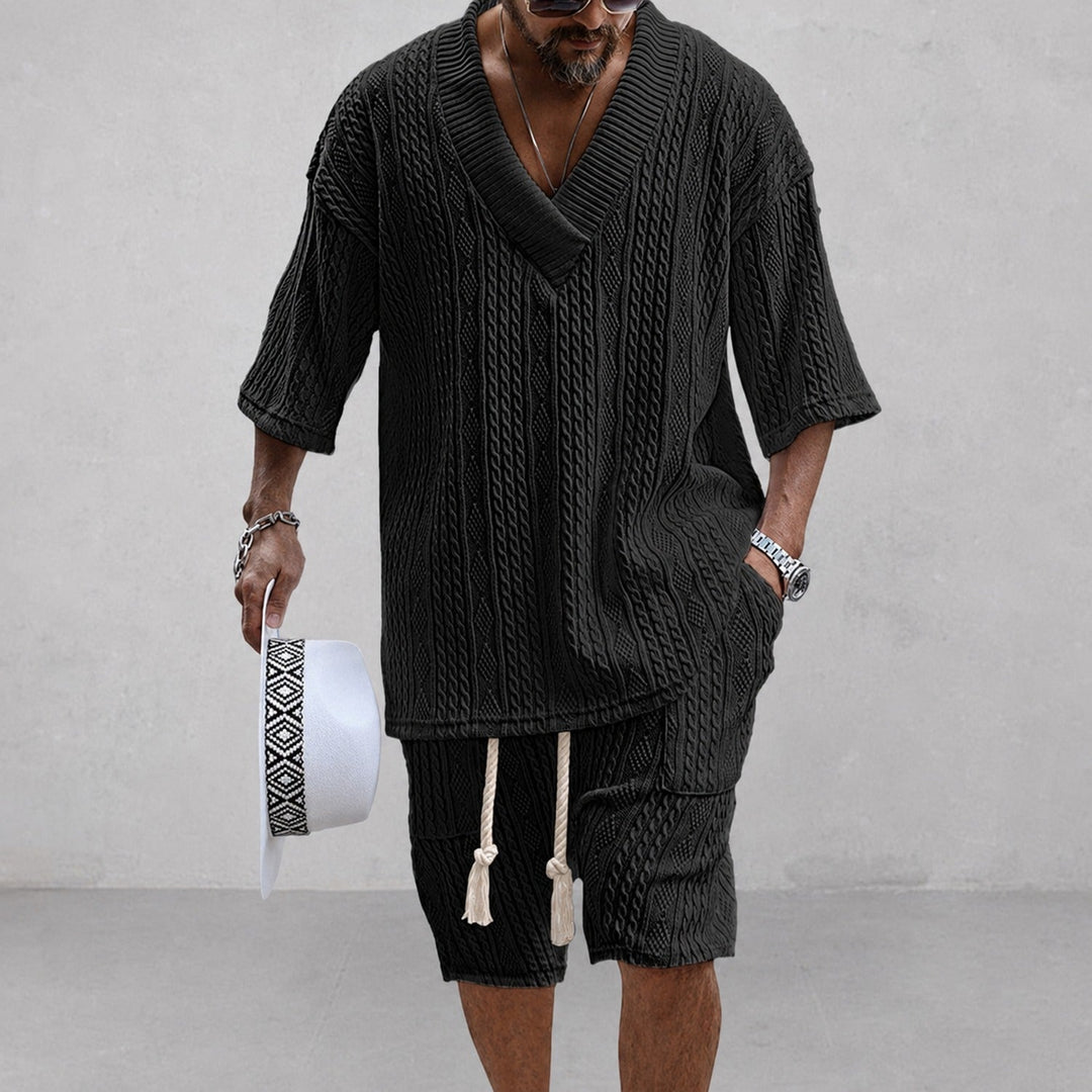 Conjunto masculino de verão com camisa solta e shorts, roupa de praia casual e confortável para moda masculina.