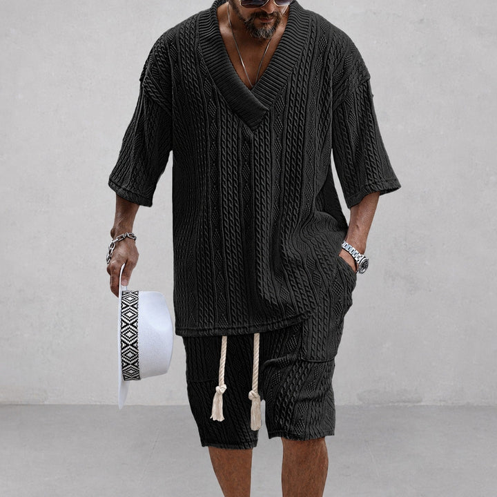 Conjunto masculino de verão com camisa solta e shorts, roupa de praia casual e confortável para moda masculina.