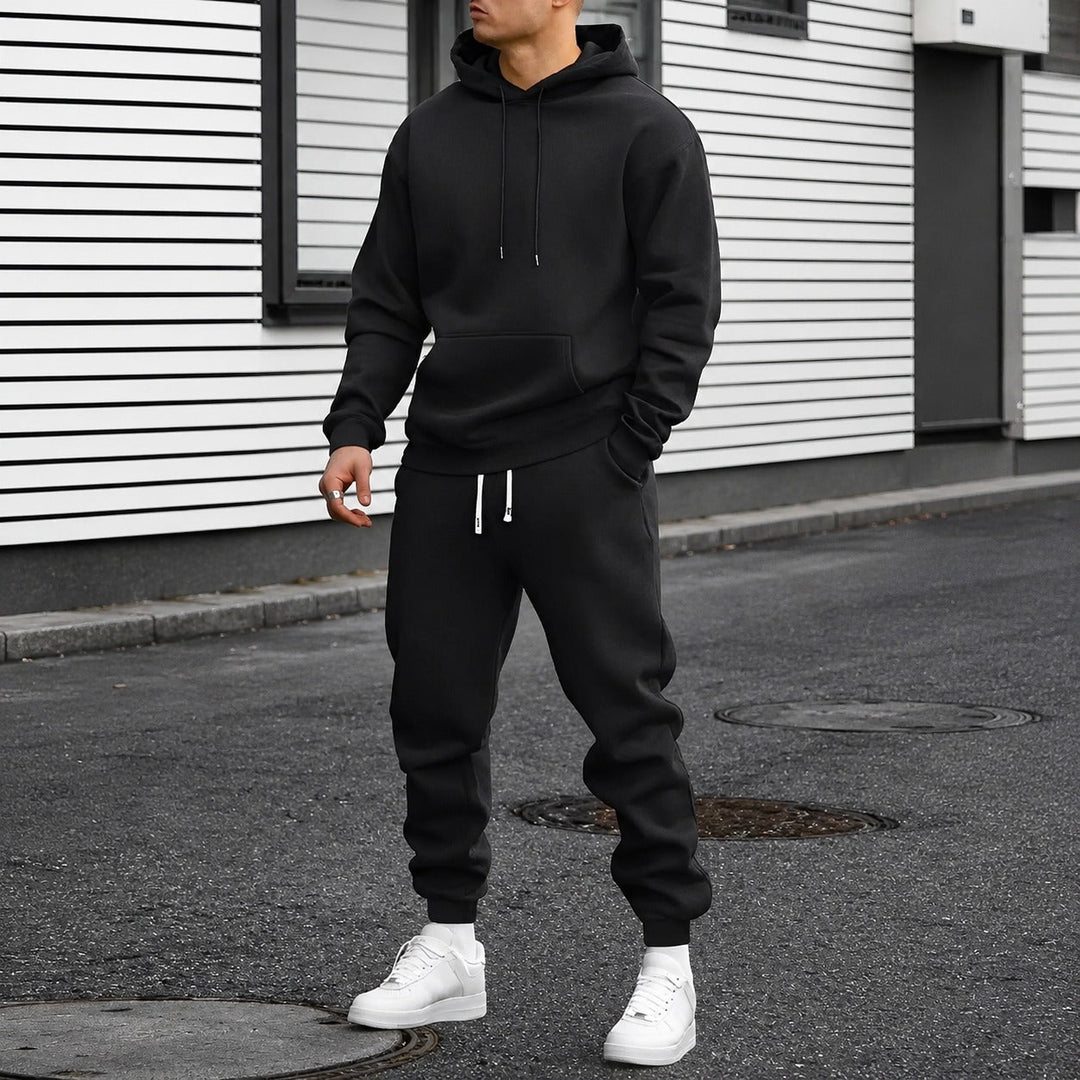 Agasalho masculino com capuz, completo com calça, estilo esportivo e casual. Conforto essencial para o outono.