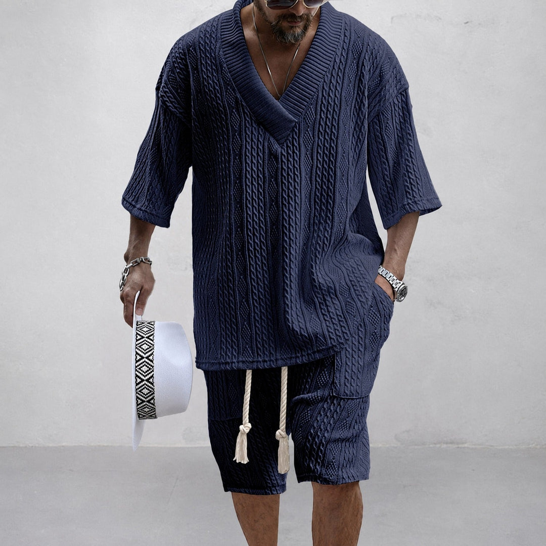 Roupa de verão masculina para viagem: conjunto de camisa solta e shorts, ideal para conforto e estilo casual.
